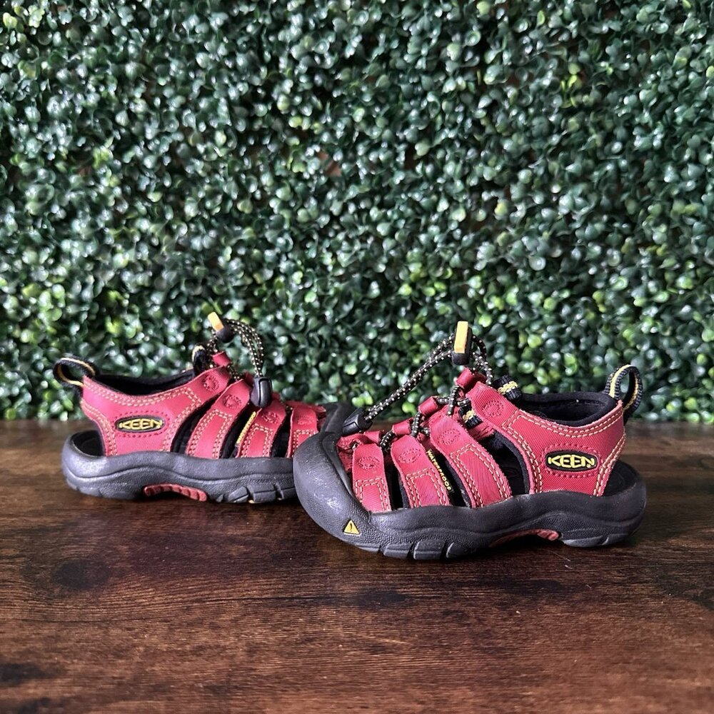 KEEN Newport Youth Size 8 Red Black Waterproof Sandals Water Shoes